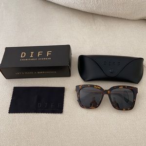 DIFF Eyewear Polarized Bella Sunglasses
